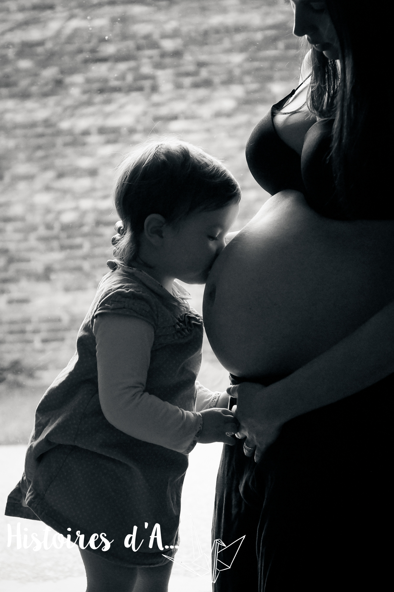 Photo maternité enfant qui embrasse le ventre