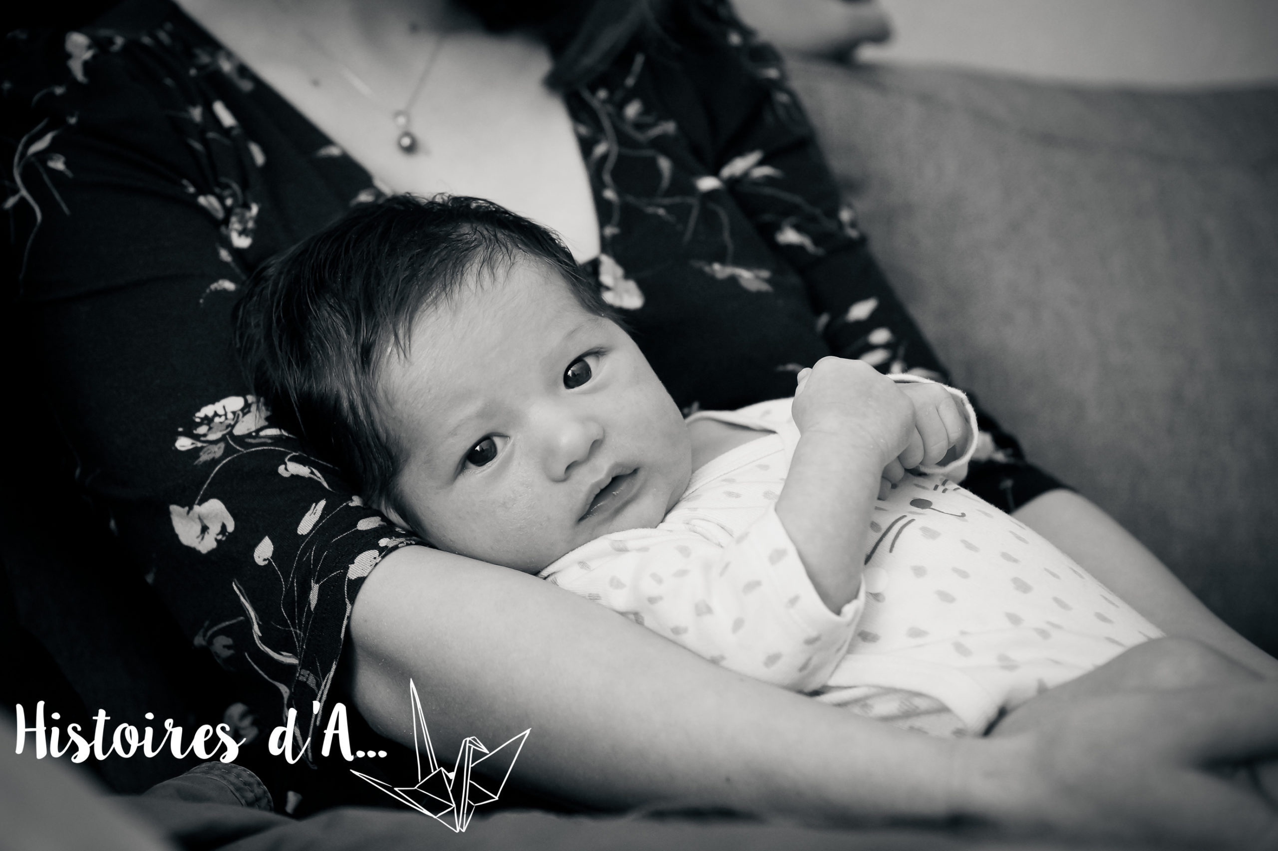 Histoires d'a photographe nouveau né lifestyle portrait de bébé en noir et blanc