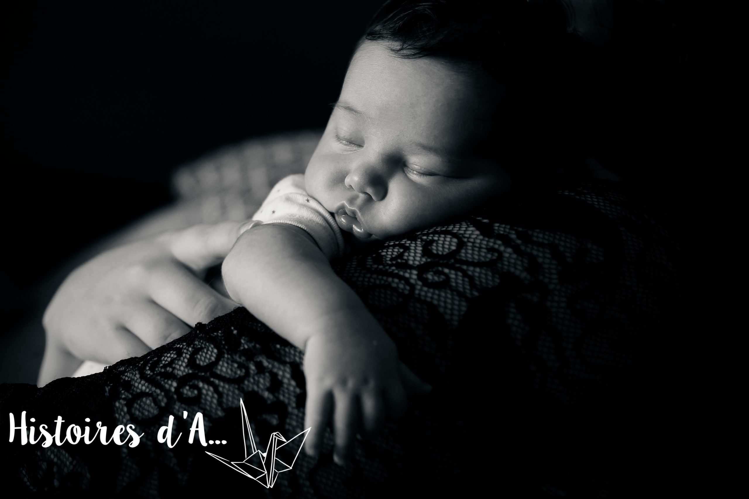 photographe nouveau-né lifestyle Essonne noir et blanc bébé endormi dans les bras de sa maman