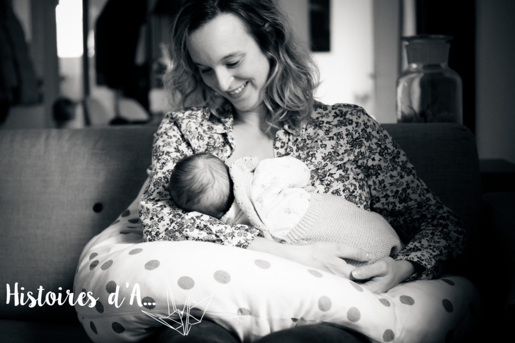 Photographe bébé allaitement Levallois